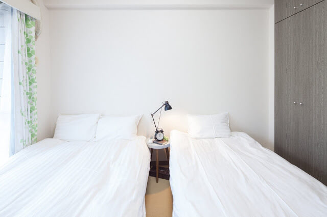 1. Simple Twin Guest Bedroom Ideas with Industrial Table Lamp