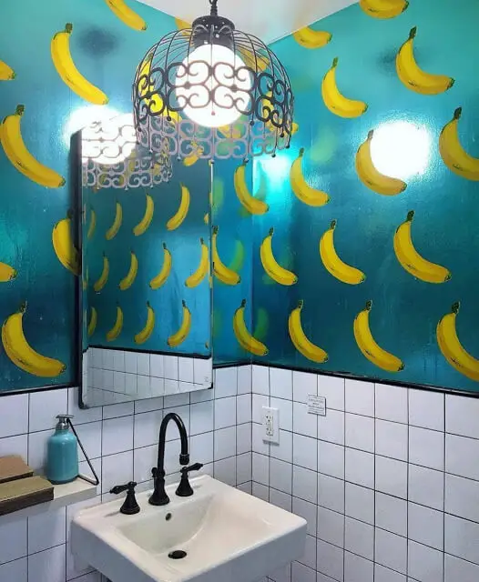 Cheerful Banana Wallpapered Bathrooms to Redecorate